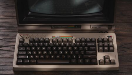 C64 GÖRÜNÜMLÜ MEKANİK KLAVYE – 8BitDo Retro Mechanical Keyboard C64 Edition 💘