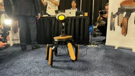 Mi-Mo İsimli Bu Tatlı Robot Sizi Evin İçinde Takibe Alıyor!
