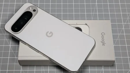 Google Pixel 10 Serisinin Duvar Kağıtları Sızdırıldı: Abstrakt ve Cam Benzeri Tasarımlar Göz Dolduruyor