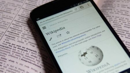 Wikipedia, Yapay Zeka Entegrasyonunu Genişletiyor: İnsan-Bot İş Birliği Güçleniyor