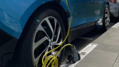 Rheinmetall’den Kaldırım Altına Gömülen Yenilikçi Elektrikli Araç Şarj Çözümü: Curb Charger
