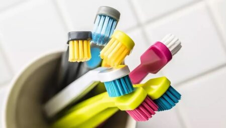 🦠 Diş Fırçanız Bakteri Yuvası: Ne Sıklıkla Değiştirilmeli, Banyoda Nereye Koymalısınız?