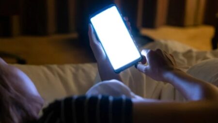 📱 Gece Telefona Bakanlar Dikkat: Sessizce Ruh Sağlığınızı Çökertiyor!