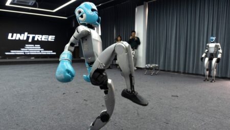Çin’deki İnsansı Robotların Konserindeki Senkronize Dansı Sosyal Medyada Viral Oldu